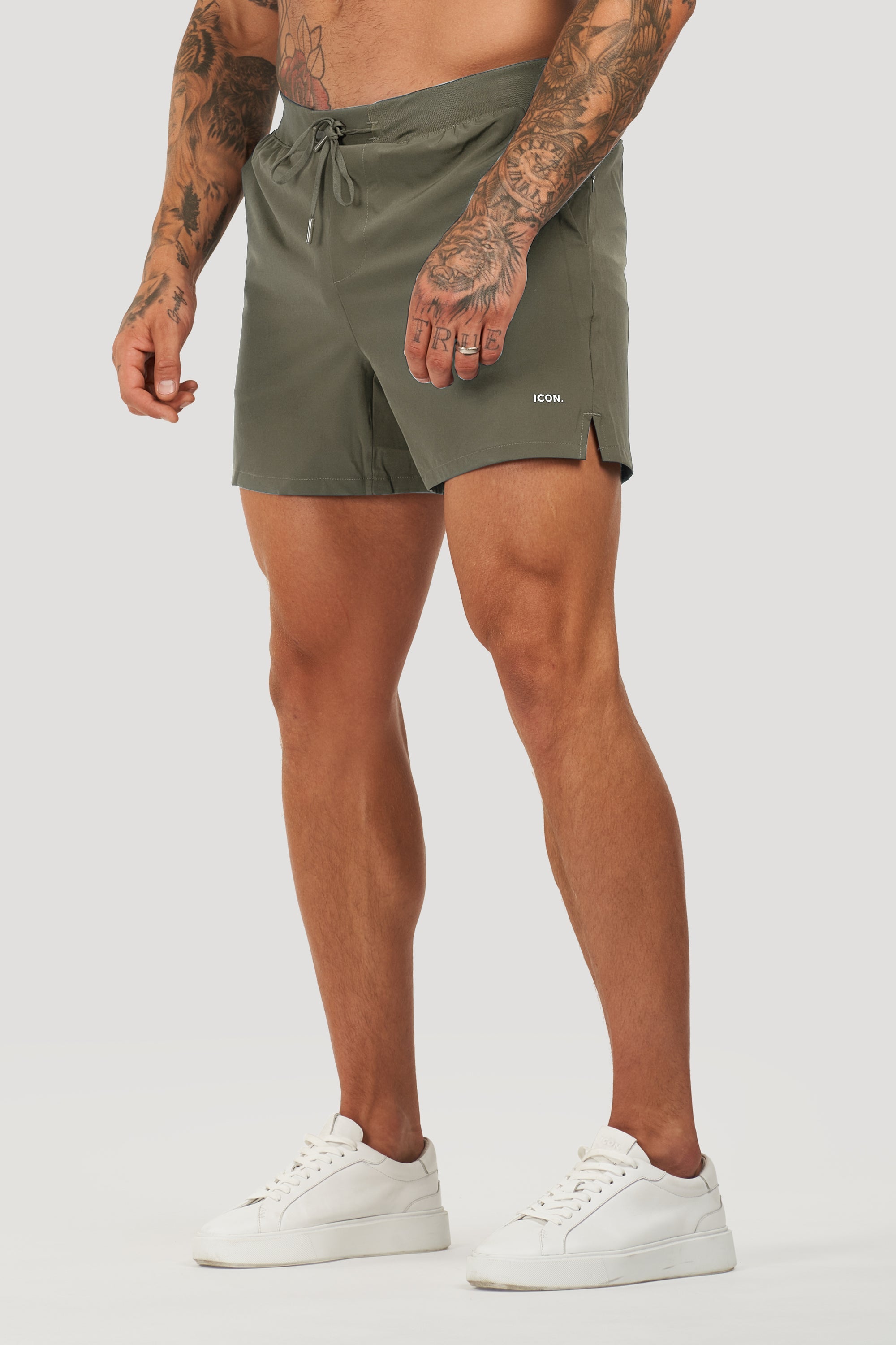 Los pantalones cortos activos del icono
