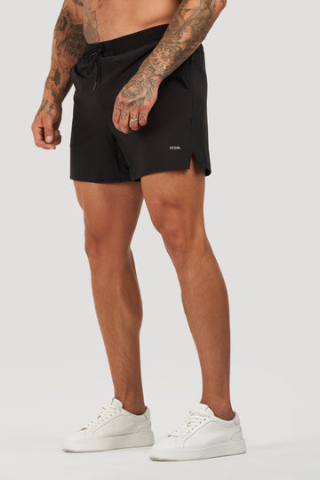 Los pantalones cortos activos del icono