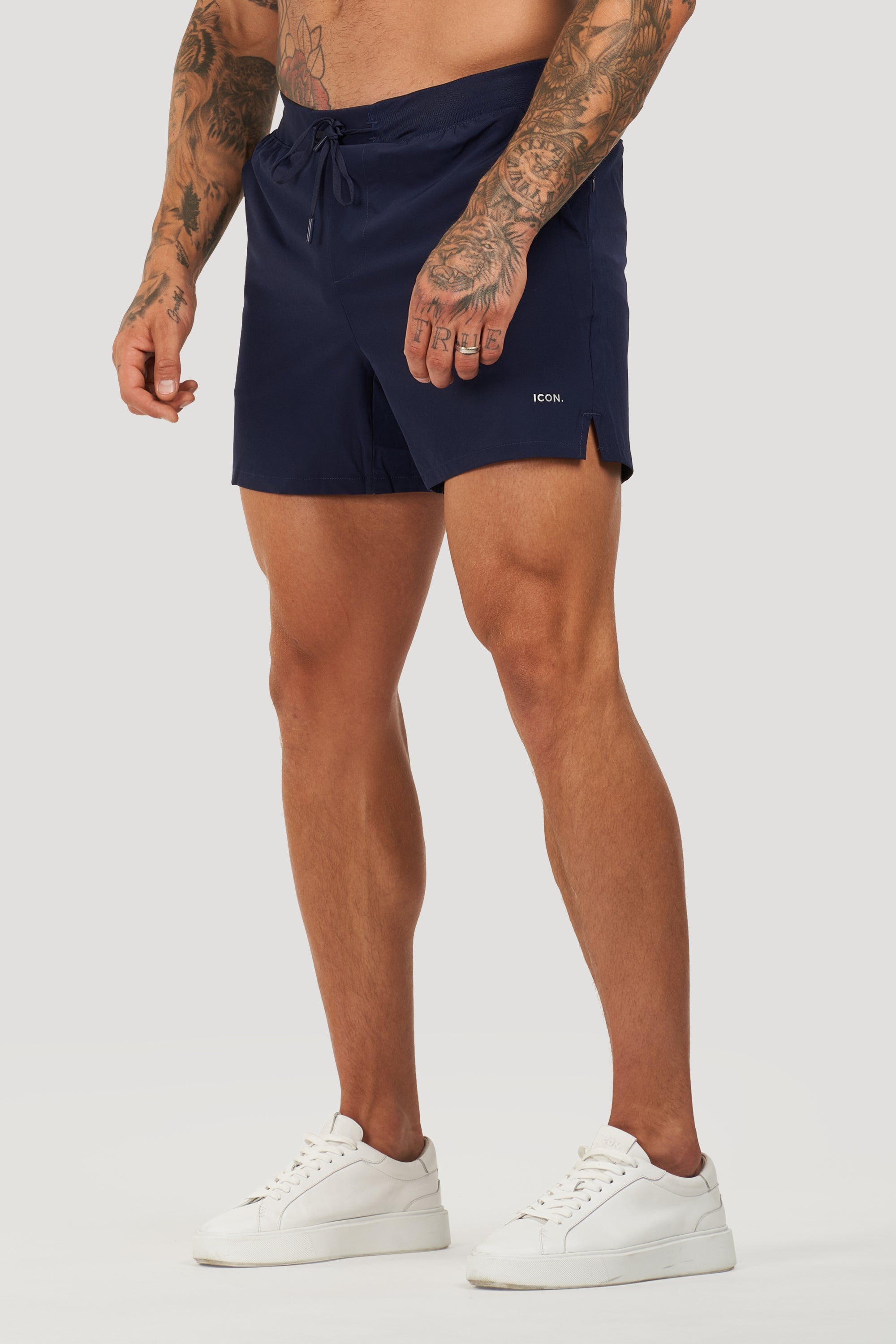 Los pantalones cortos activos del icono