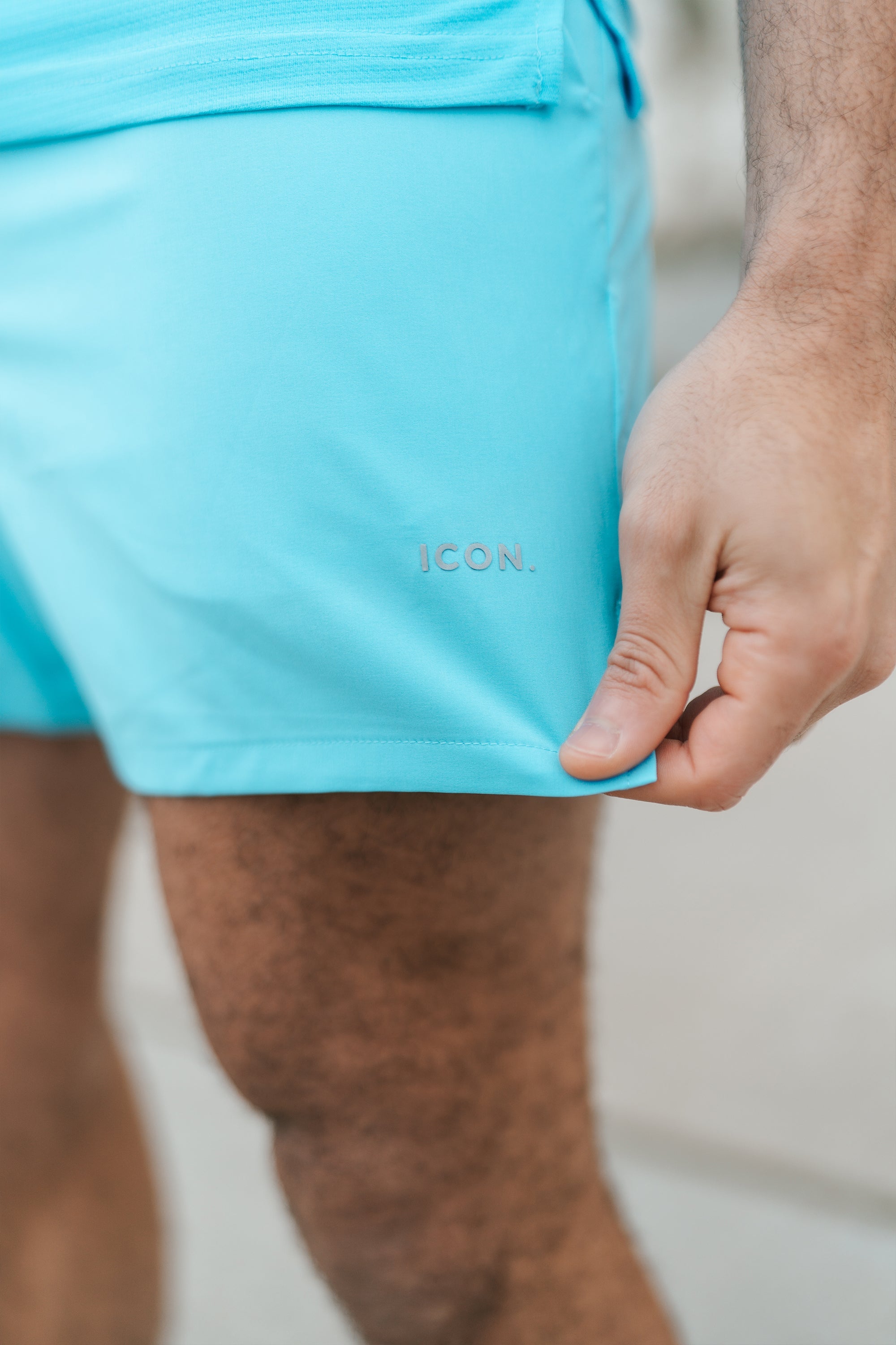 Los pantalones cortos activos del icono