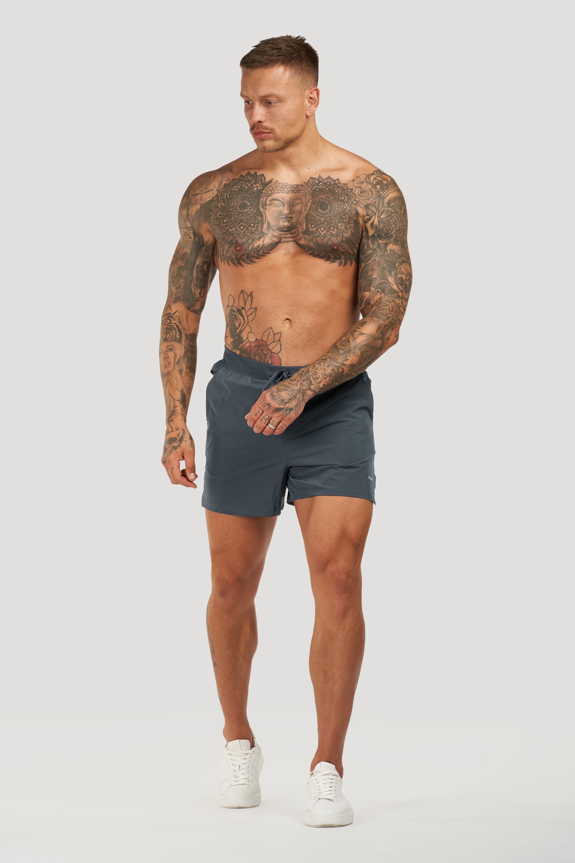 Los pantalones cortos activos del icono