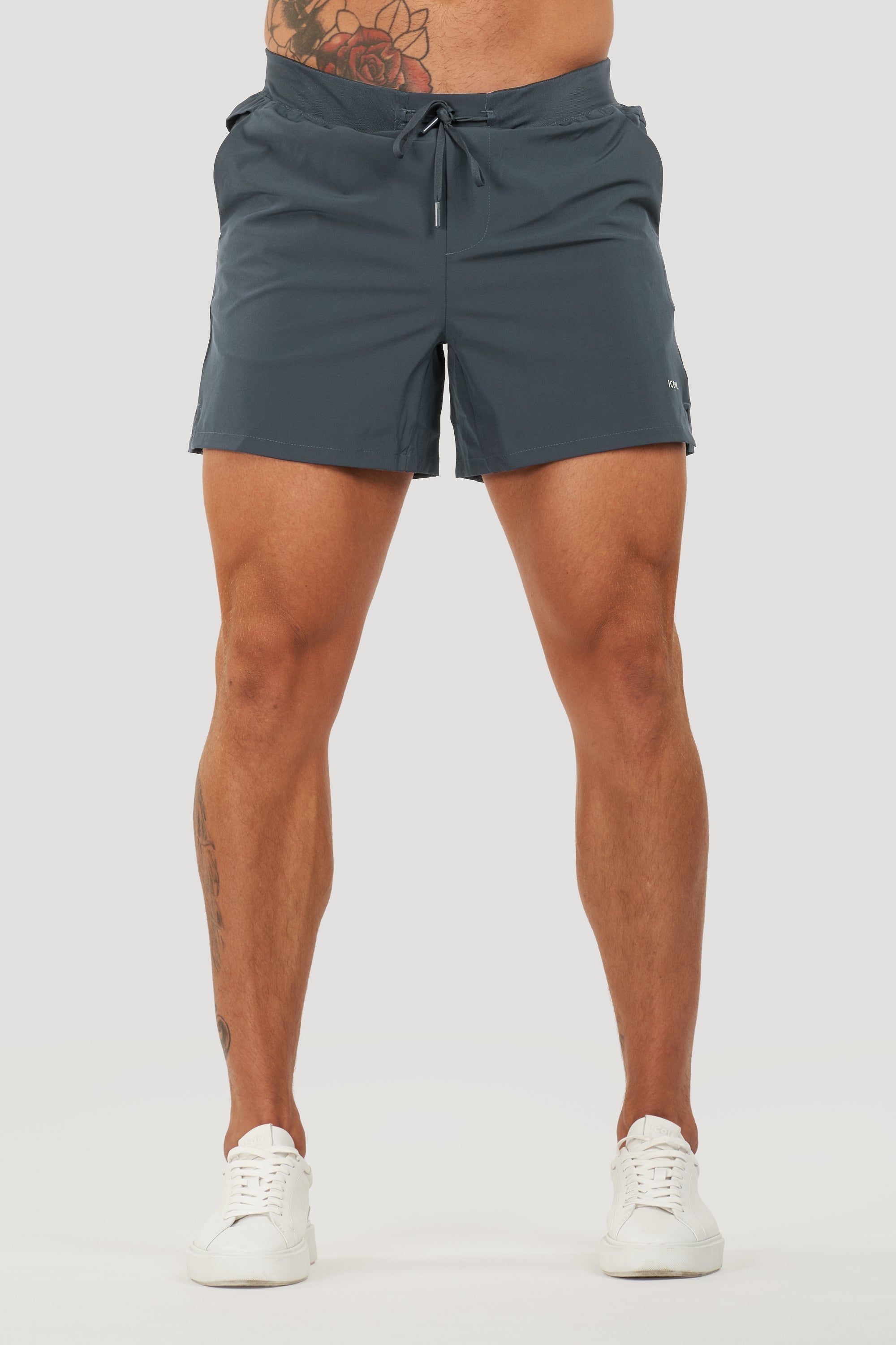 Los pantalones cortos activos del icono