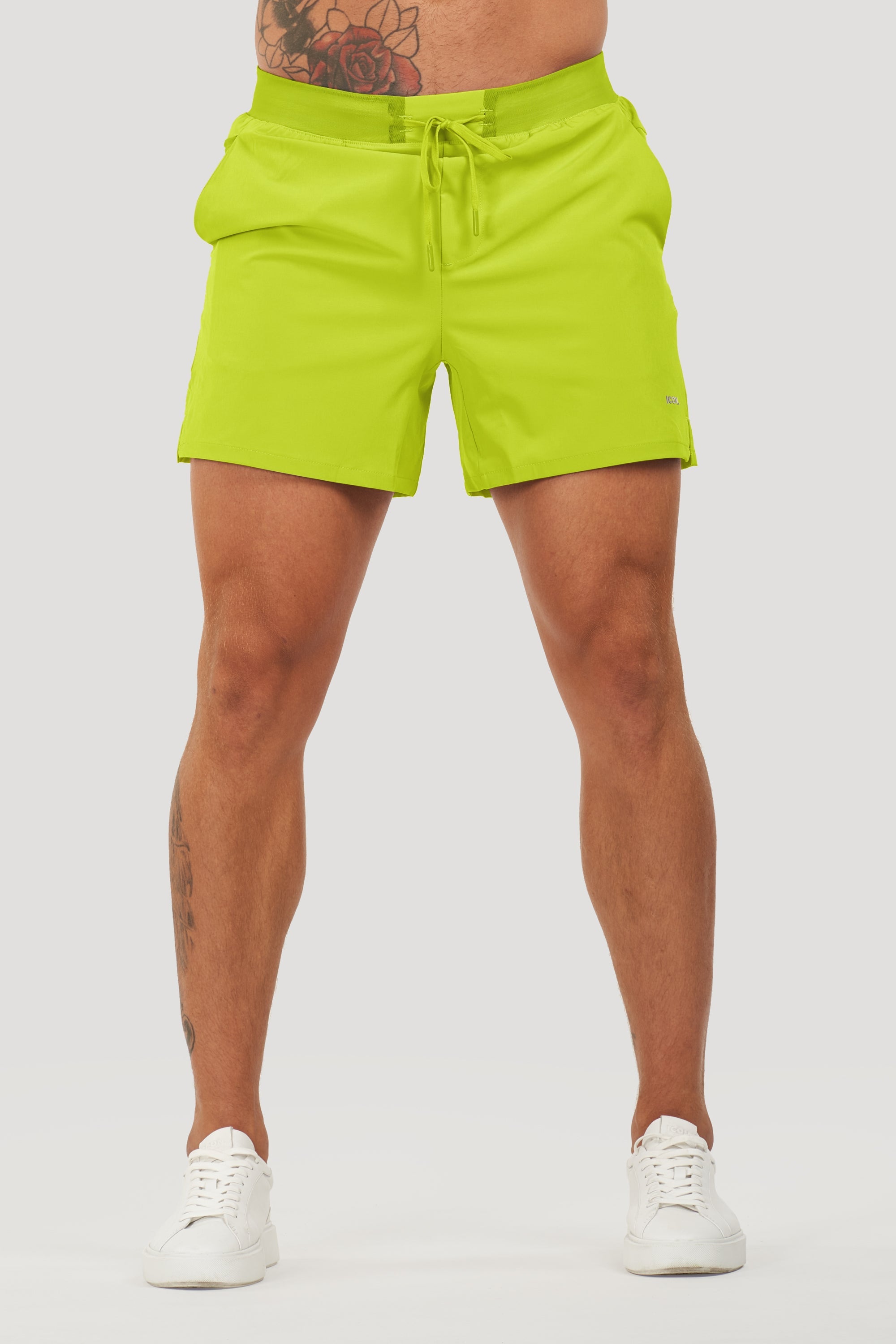 Los pantalones cortos activos del icono