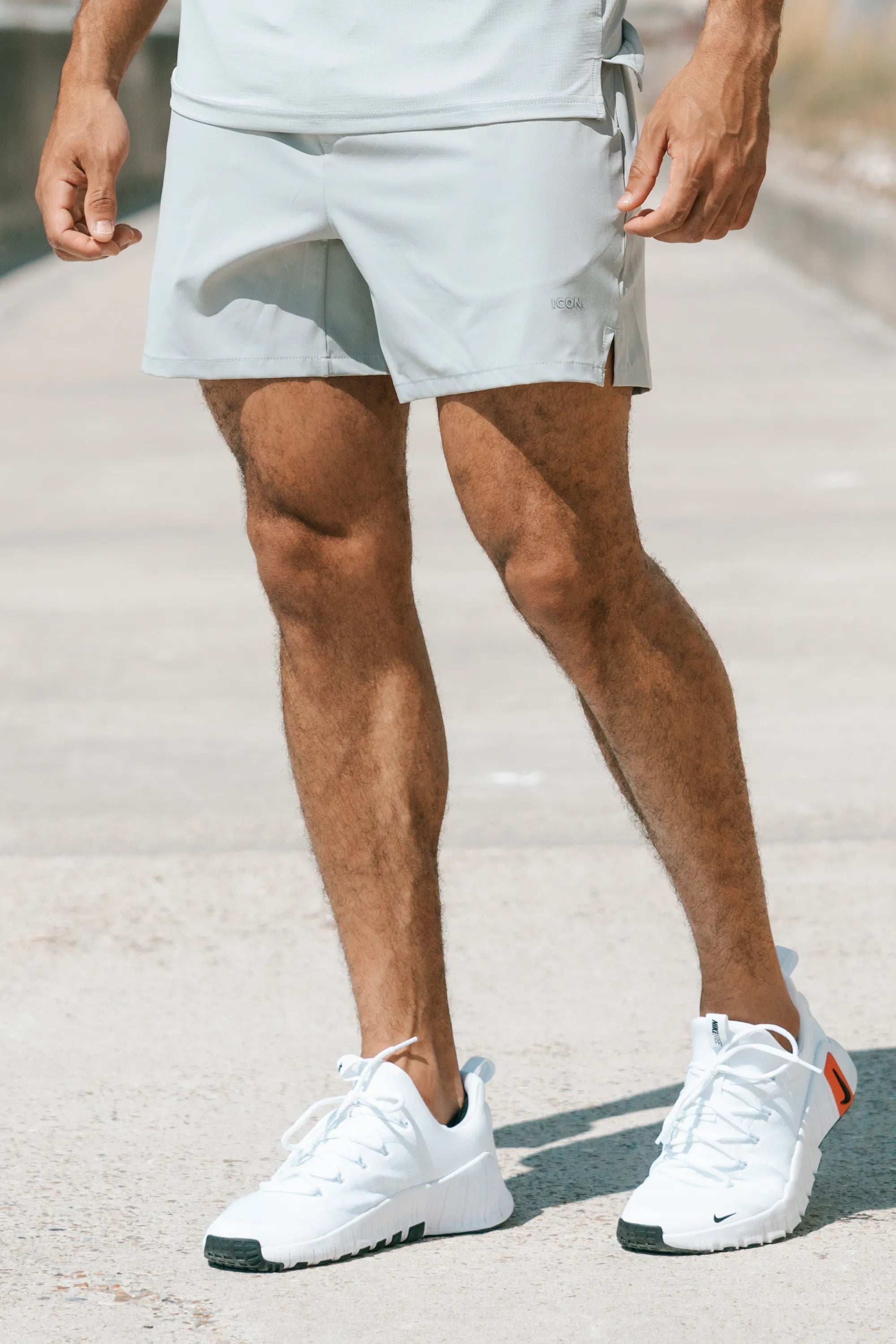 Los pantalones cortos activos del icono
